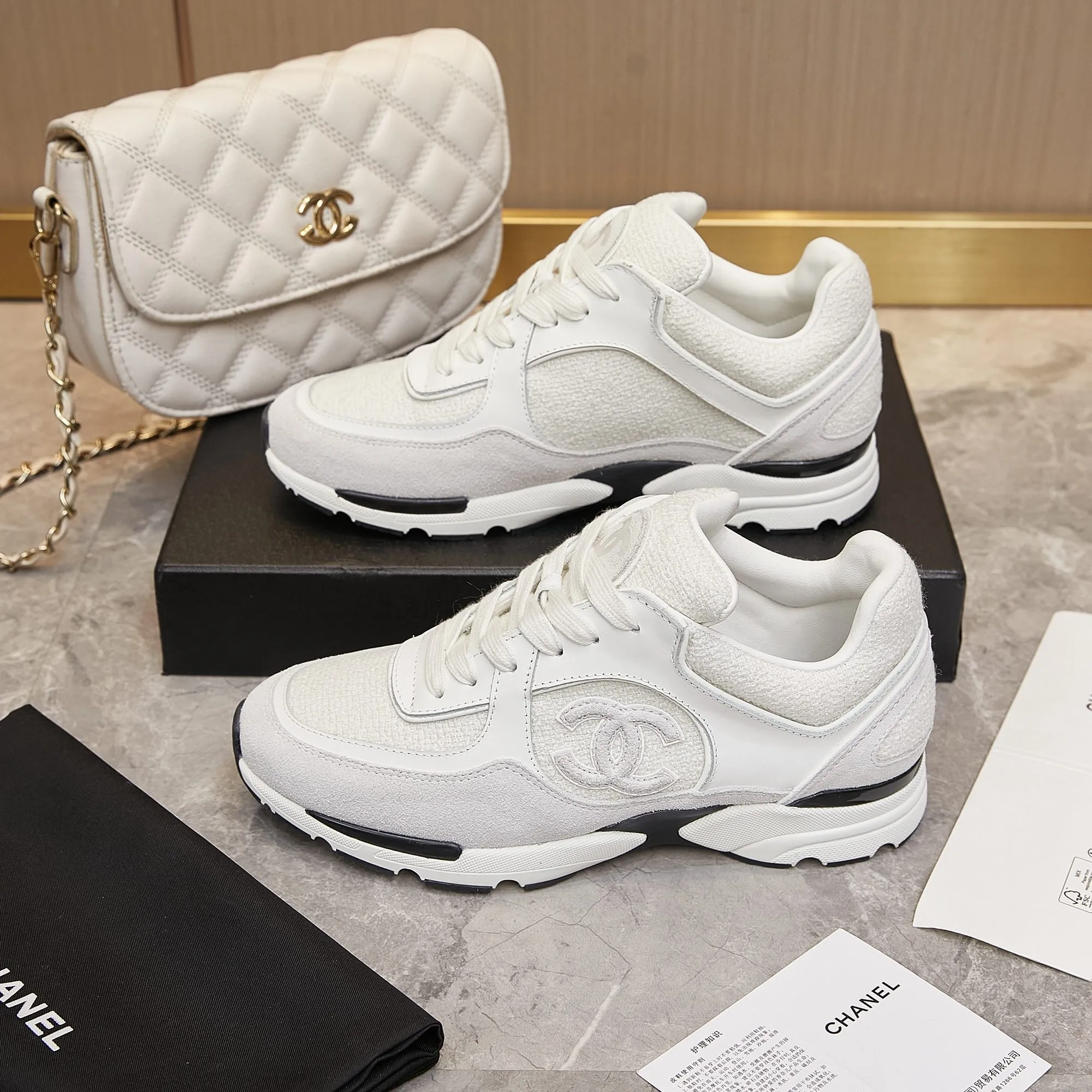 Men's shoes pP700! Chanel Chanel - 2024 counter top casual sneakers This classic design; the upper is embroidered with various techniques; the outsole is fashionable and sporty; the outsole is stylish and sporty; it incorporates a variety of color matching elements... The diversified mix and match is very good-looking and versatile, casual, fashionable, sports, and outdoor can be taken into account... ꫛꫀꪝ Go➫ Material: ❶Upper made of: original imported high silk cowhide suede + small fragrance fabric ❷Inner use: Original imported breathable sheepskin lining ❸ Outsole based on: Original TPU combination outsole Special counter boutique packaging complete set Women 35–41 Men 38-45